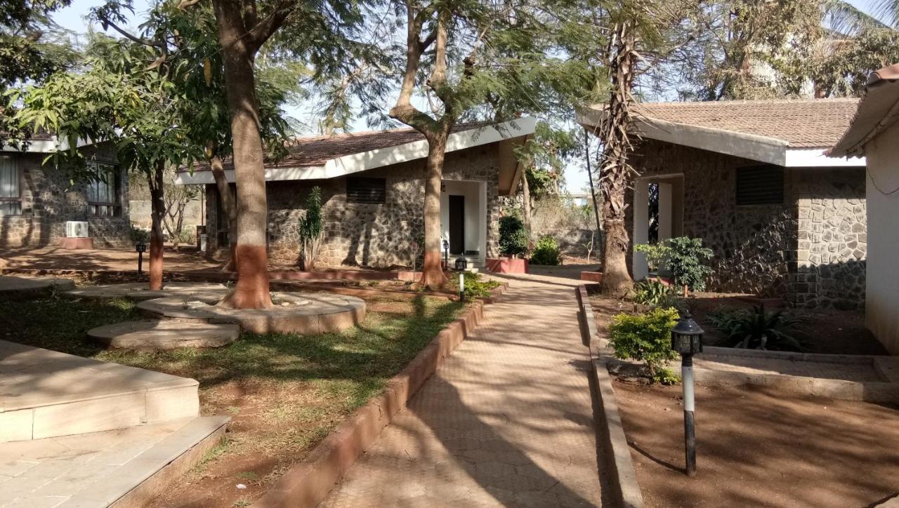 Caves County Resort Malegaon Bagian luar foto
