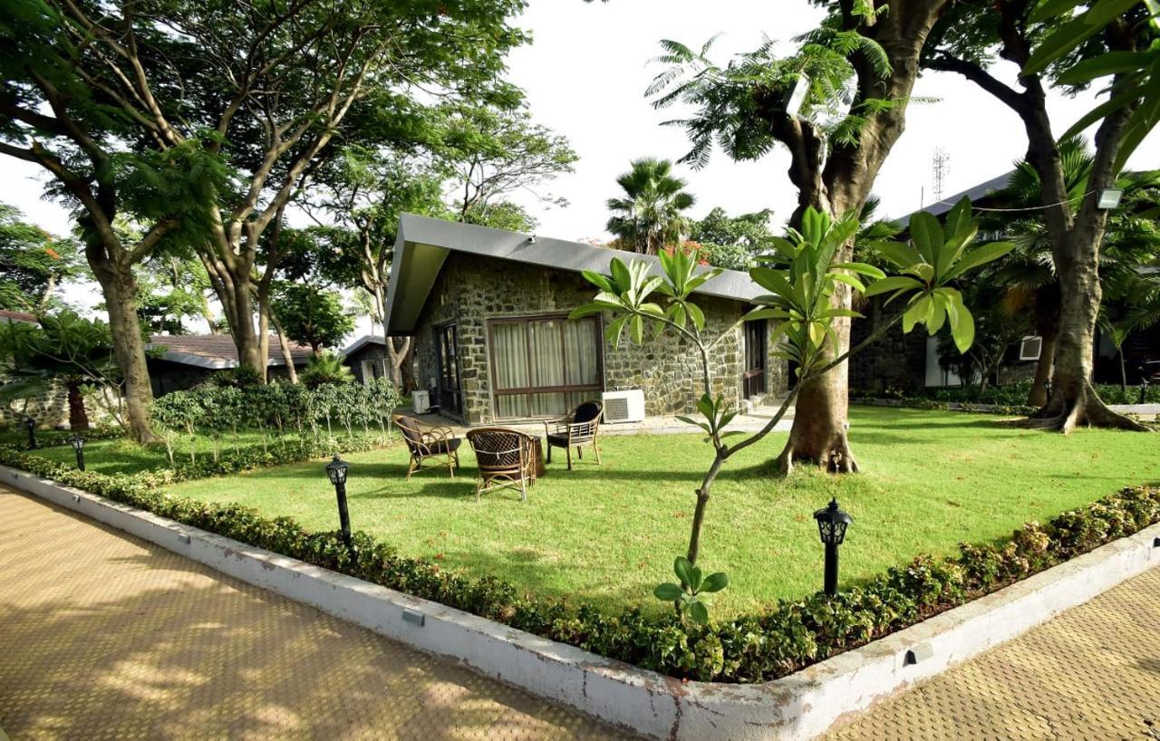Caves County Resort Malegaon Bagian luar foto