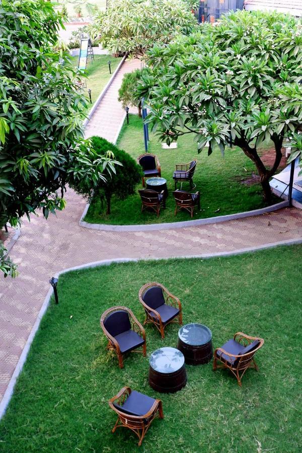 Caves County Resort Malegaon Bagian luar foto
