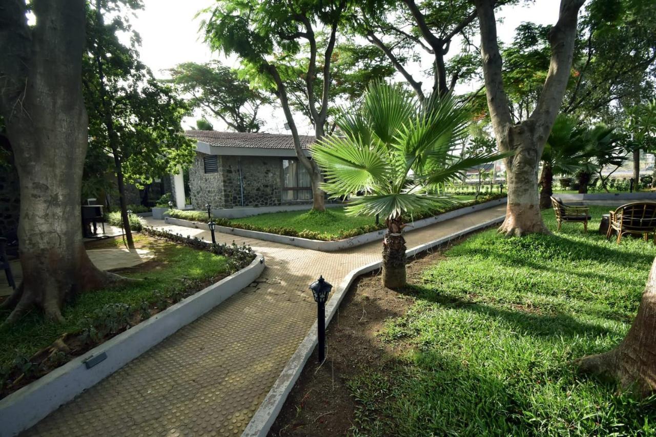Caves County Resort Malegaon Bagian luar foto