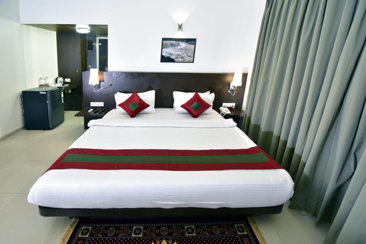 Caves County Resort Malegaon Bagian luar foto